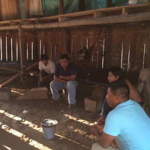 Maloca, en reunión con el Cacique  y oprofesores indígenas MURUI